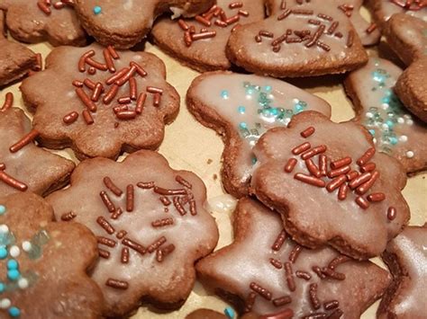 Zubereitung und Dekoration von weichen Schokoladenplätzchen mit Kindern