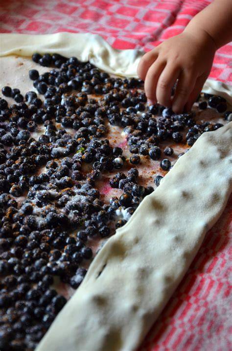 Zubereitung und Einrollen des Biskuitteigs auf gezuckertem Küchentuch