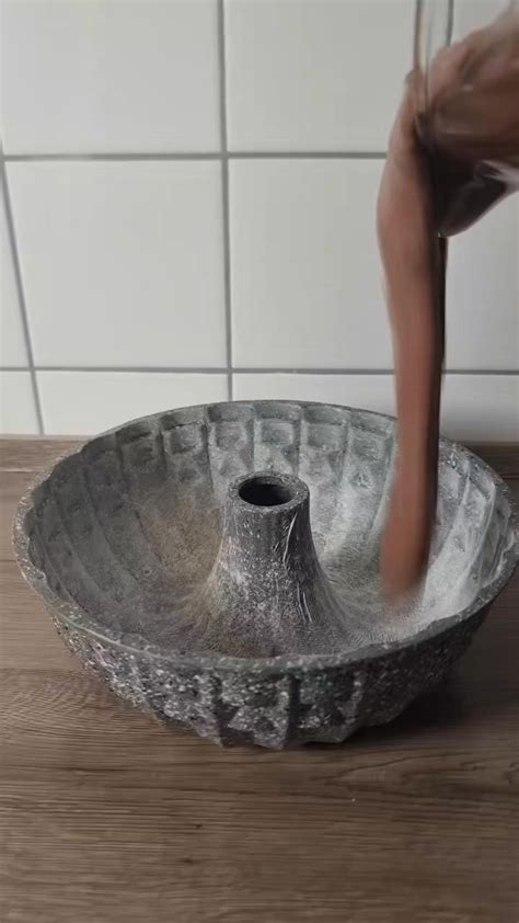 Zubereitung und Schichtung der Schoko- und Kirschcreme im Tortenring