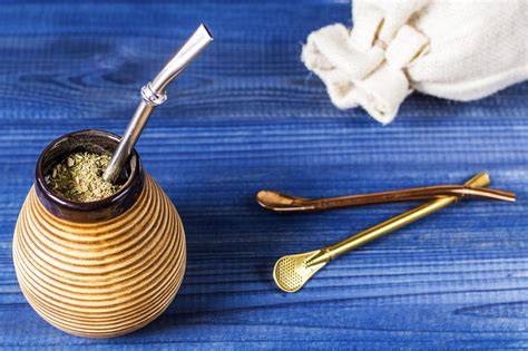 Zubereitung und Servierweise von traditionellem Mate Tee, Kalebasse mit Bombilla und Honig