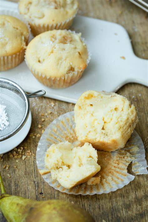 Zubereitung von Birnen Muffins mit frischen Birnenstücken