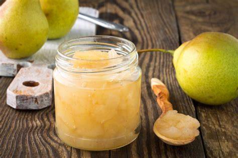 Zubereitung von Birnenkompott, Würfeln und Karamellisieren, Zitronensaft und Vanille