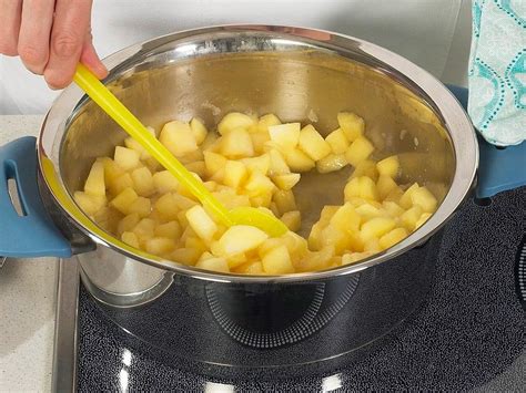 Zubereitung von Bratapfelmarmelade, Marzipanstücke und Apfelwürfel im Kochtopf