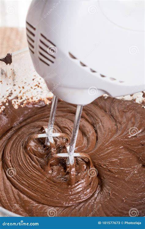Zubereitung von Ganache: Sahne, Schokolade, Stabmixer