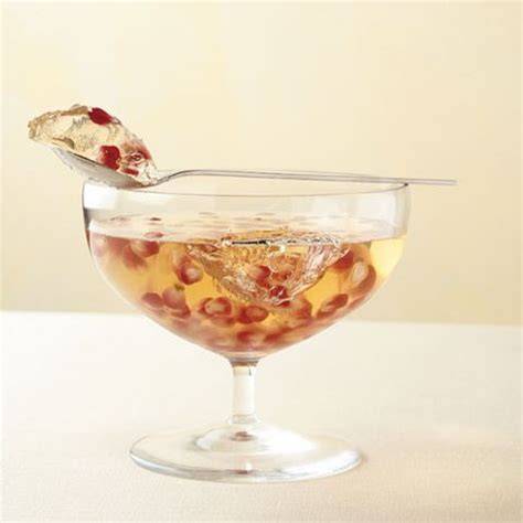 Zubereitung von Granatapfel-Honig-Tee mit Granatapfelkernen, Honig und Zimt