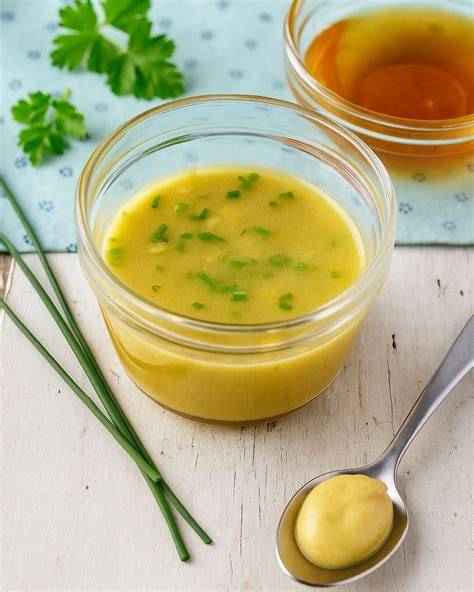 Zubereitung von Honig-Senf-Dressing im Glas, frisch und cremig