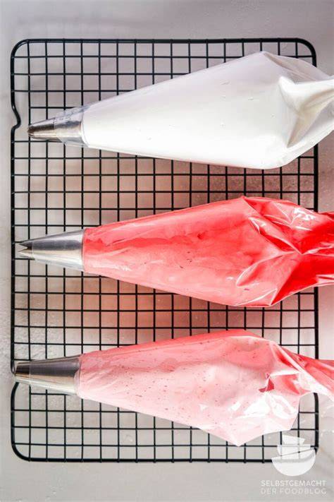 Zubereitung von Meringues - Spritzbeutel mit Baisermasse