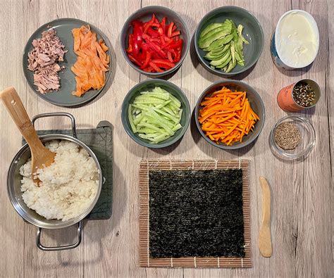 Zubereitung von Sushi-Reis, Zutaten vorbereitet in Schüsseln