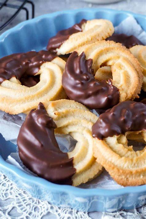 Zubereitung von Trichterkuchen im heißen Fett mit Spritzbeutel