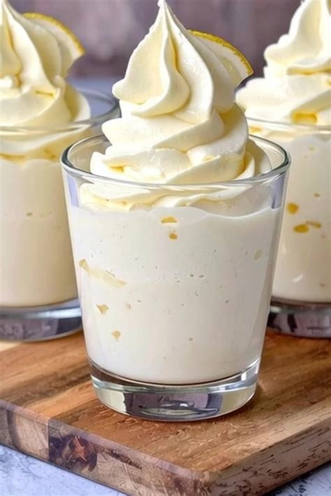 Zubereitung von Zitronencreme und Mousse - cremige Füllungen für Fondanttorten