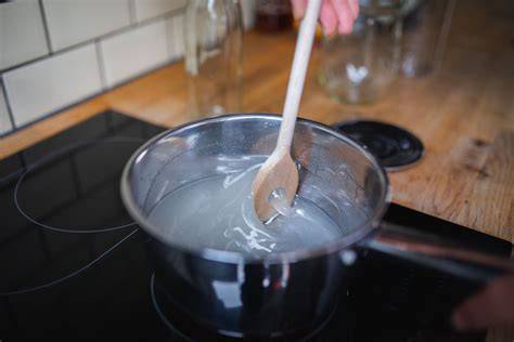 Zubereitung von Zuckersirup im Topf mit Zucker und Wasser