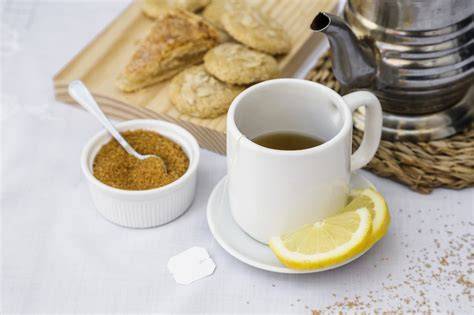Zubereitung von schwarzem Tee mit Zucker und Zitrone