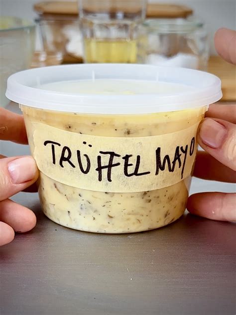 Zubereitungsprozess von Trüffelmayonnaise mit Handrührgerät