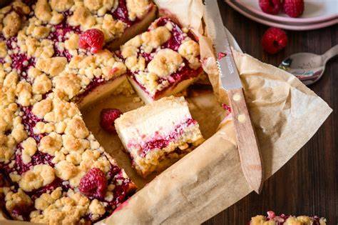 Zubereitungsschema Blechkuchen Schichten: Teig, Quarkmasse, Himbeeren, Streusel