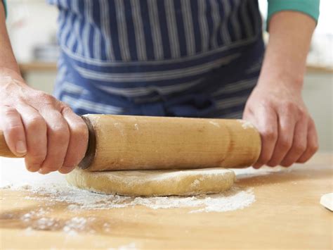 Zubereitungsschritte, wie man Mürbeteig herstellt und ausrollt