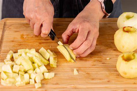 Zubereitungsschritte: Äpfel schälen, schneiden, dünsten und abkühlen