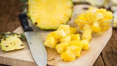 Zubereitungsschritte: Ananas schneiden, Marzipan vorbereiten, Zutaten abmessen