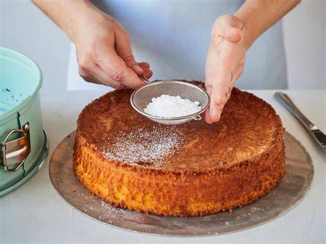 Zubereitungsschritte: Apfel schneiden, Teig rühren, fertigen Kuchen mit Puderzucker bestäuben