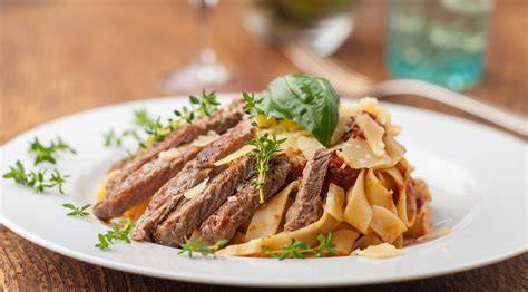 Zubereitungsschritte: Bandnudeln kochen, Rinderfilet anbraten, Trüffelsauce rühren
