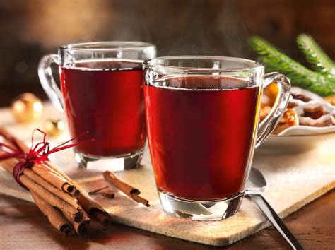 Zubereitungsschritte: Glühwein mit wenig Zucker erhitzen