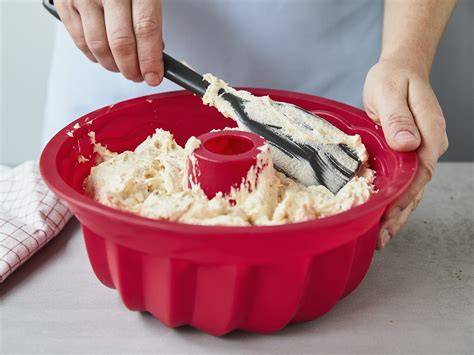 Zubereitungsschritte: Gugelhupf-Teig in Form geben, backen, abkühlen und stürzen
