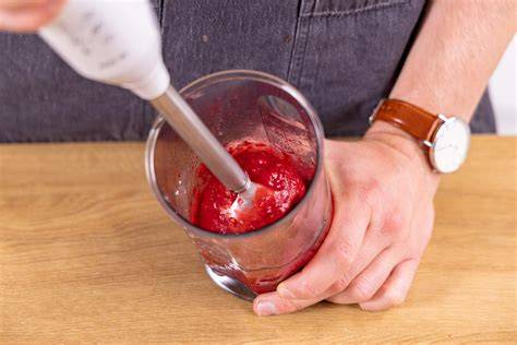 Zubereitungsschritte: Himbeeren pürieren, Mascarponecreme anrühren, Guss aufkochen