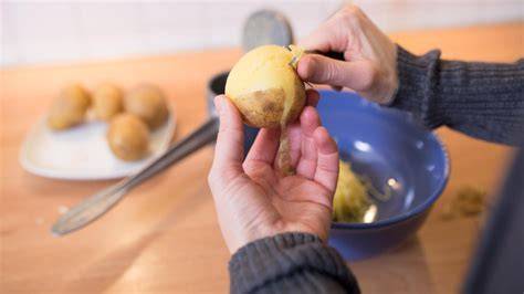 Zubereitungsschritte: Kartoffeln kochen, pellen und durchpressen