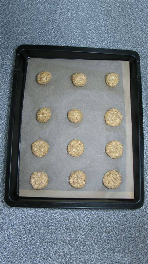 Zubereitungsschritte: Kugeln formen, aufs Blech setzen, goldbraun backen