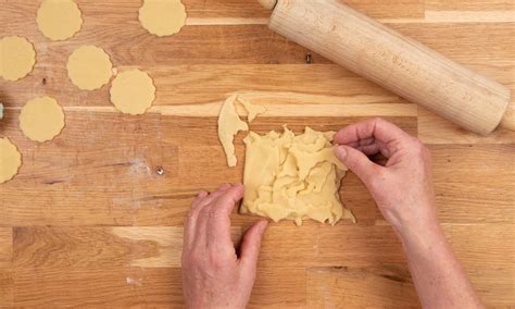 Zubereitungsschritte: Mürbeteig, Rollen und Formen