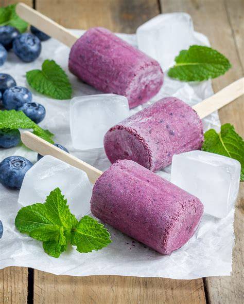 Zubereitungsschritte: Obst schneiden, einfrieren, pürieren und in Förmchen füllen