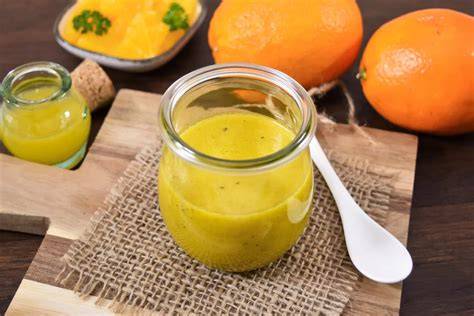 Zubereitungsschritte: Orangen filetieren, Dressing mit Zitronen-/Orangensaft und Zucker anrühren