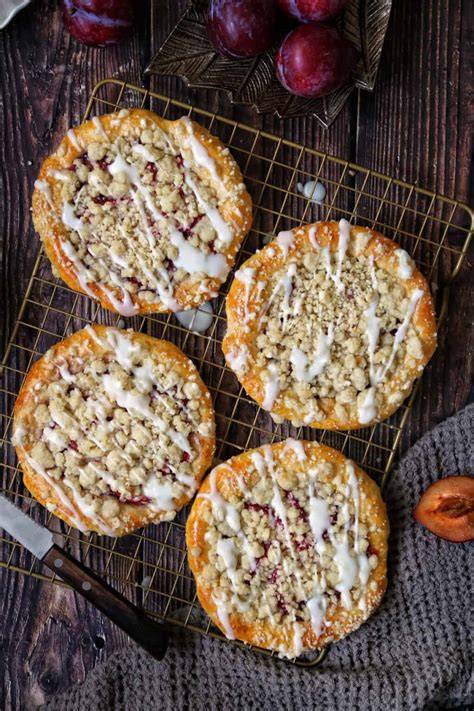 Zubereitungsschritte: Quark-Öl-Teig, Belegen mit Pflaumen, Streusel