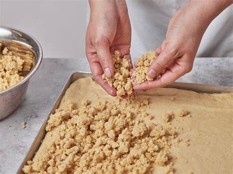 Zubereitungsschritte: Rührteig, Himbeeren auf Teig verteilen, Streusel auf Backblech