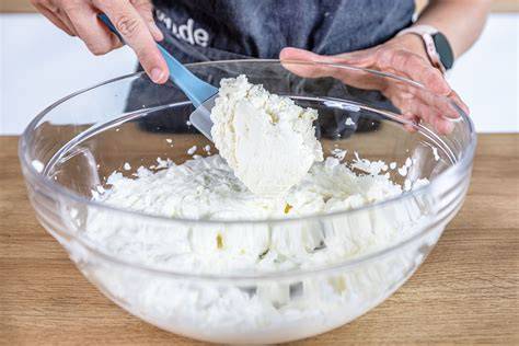 Zubereitungsschritte: Sahne steifschlagen und Kondensmilch unterheben