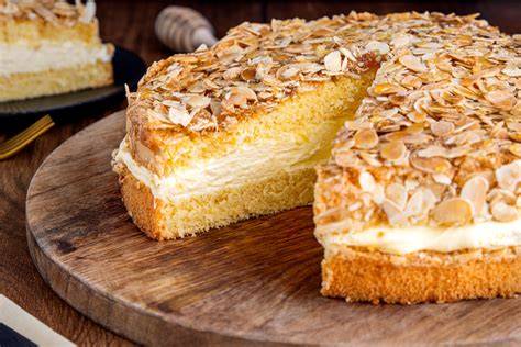 Zubereitungsschritte: So wird aus Biskuit, Creme und Mandeln der perfekte Bienenstich