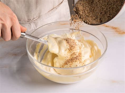 Zubereitungsschritte: Steif schlagen, Mehl sieben, Backen bei 180°C