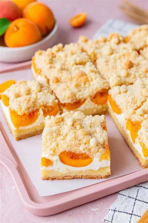 Zubereitungsschritte: Teig, Creme, Aprikosen, Streusel auf Blech (Step-by-step-Fotocollage)
