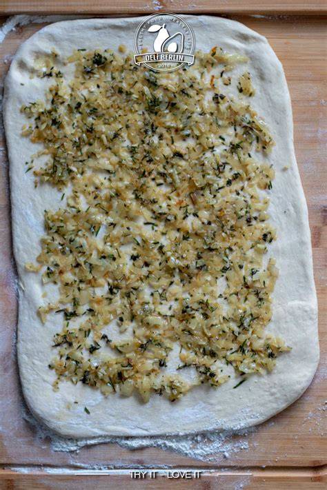 Zubereitungsschritte: Teig ausrollen, Käse reiben, Zwiebel dünsten