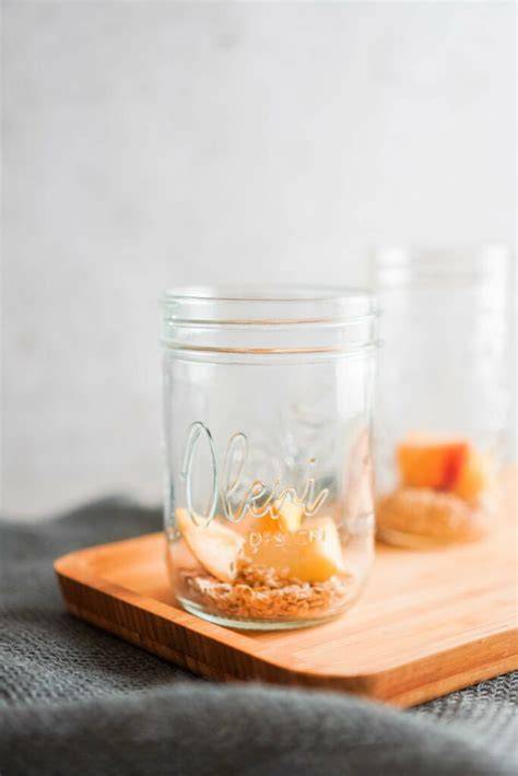 Zubereitungsschritte: Vermengen in der Schüssel, Portionieren im Glas, Topping mit Banane