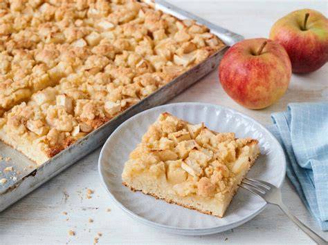 Zubereitungsschritte Apfelkuchen - Äpfel reiben, Teig rühren, aufs Blech geben