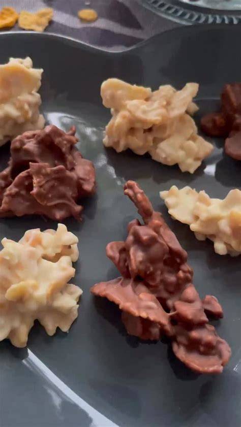 Zubereitungsschritte Cornflake Kekse: Schokolade schmelzen, Flakes unterheben, Häufchen formen