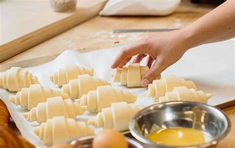 Zubereitungsschritte Croissants: ausrollen, schneiden, rollen, backen
