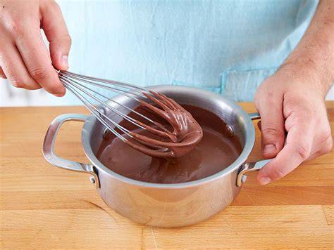 Zubereitungsschritte Ganache: Hacken, Schmelzen, Rühren