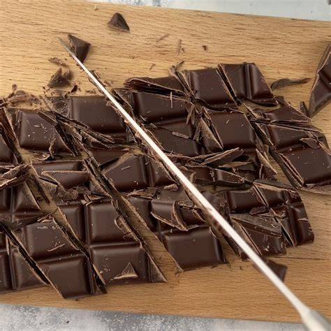 Zubereitungsschritte Ganache: Schokolade hacken, Cremefine erhitzen, verrühren, abkühlen