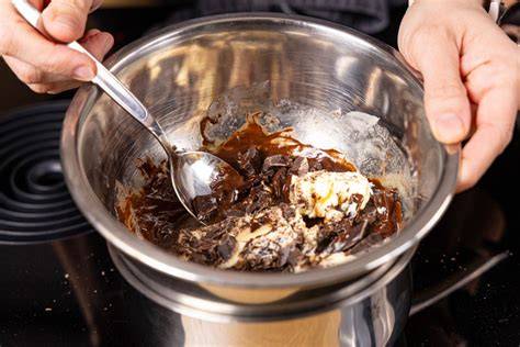 Zubereitungsschritte Schokoladenkuchen (Schlagen, Rühren, Schokolade schmelzen, Backen)
