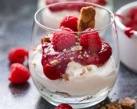 Zubereitungsschritte der Quarkcreme mit Himbeeren und Eierlikör