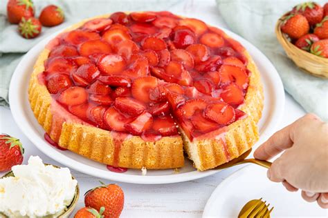 Zubereitungsschritte eines klassischen Erdbeerbodens: Teig, Pudding, Erdbeeren, Guss
