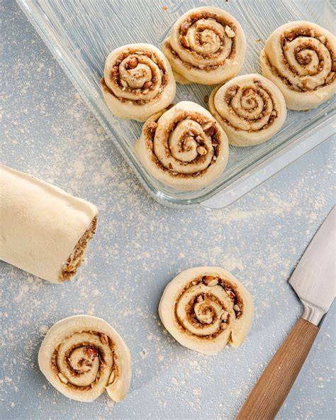 Zubereitungsschritte für Hefeschnecken mit Schokofüllung