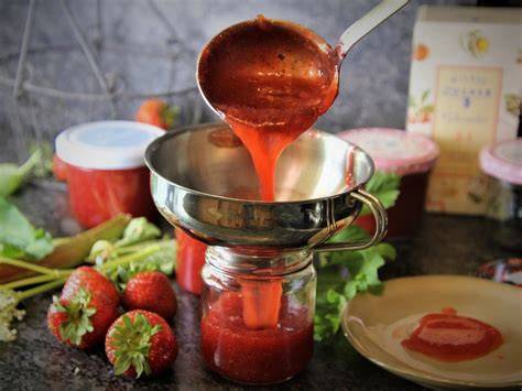 Zubereitungsschritte für Marmelade: Waschen, Pürieren, Sieben, Kochen, Abfüllen