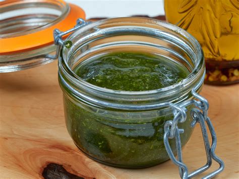 Zubereitungsschritte für Minzpesto im Glas